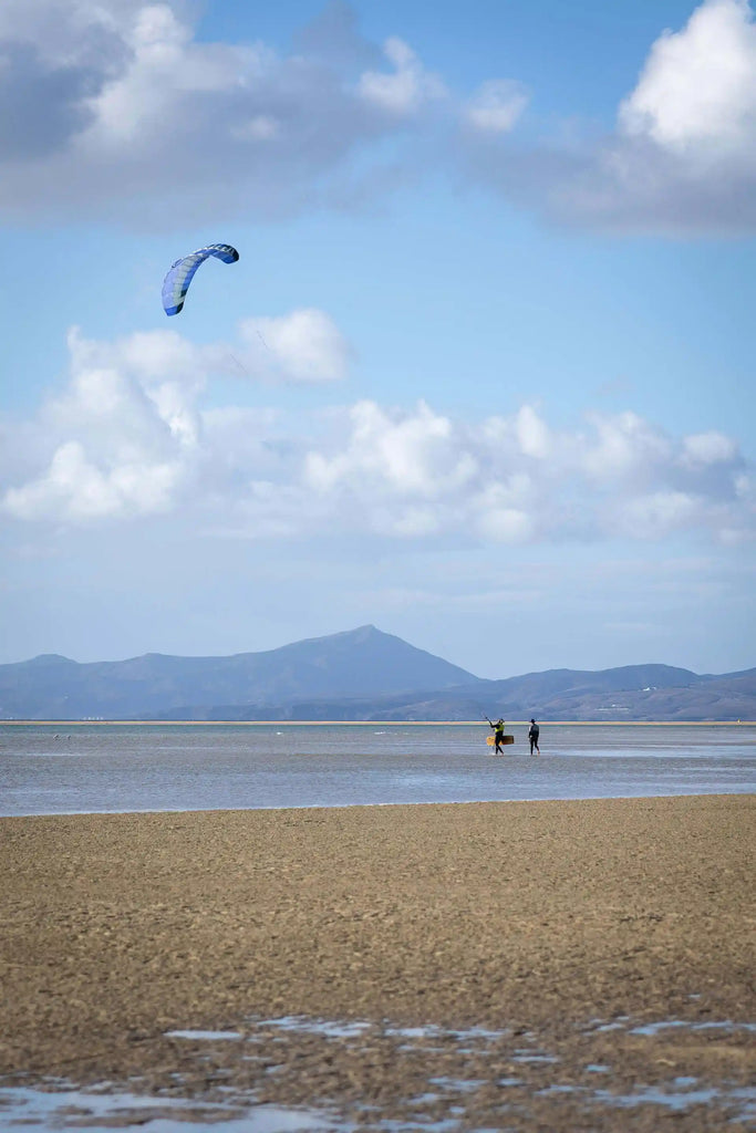 one kitesurf student in the lagoon of Sotavento with his instructor flying a Flysurfer hybrid kite.