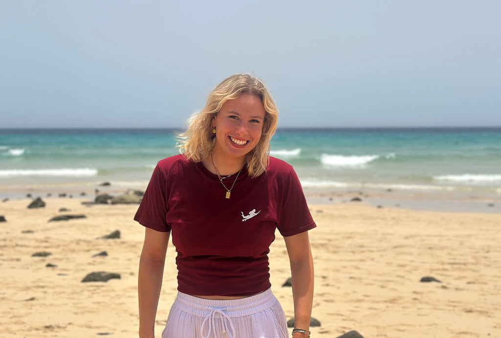 Kitesurfinstructor Rosa in front of the Surfers Island Station wearing a red surfers Island merch T-Shirt